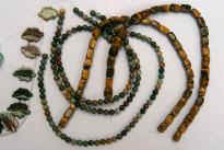 Perlen aus Tigerauge und (vermutlich) Achat