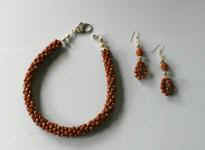 gehkelte Schlauchkette mit Perlen aus facettiertem Goldfluss