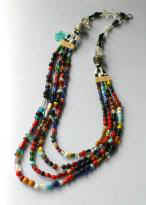 Mehrstrangkette aus handgefertigten Perlen der Region