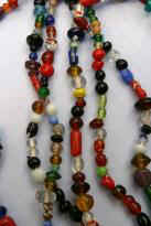 Mehrstrangkette aus handgefertigten Perlen der Region