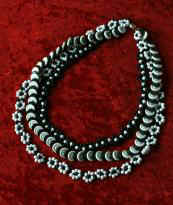 Black & White in Knpfen und Daisychain