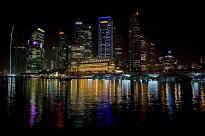Am Singapore River - Fullerton Road und Skyline 
