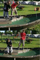 Jannis und Kasimir beim Minigolf